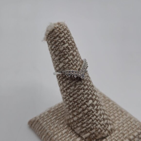 Stunning Silver Women's Ring with Crystal Accents - Picture 2 of 8